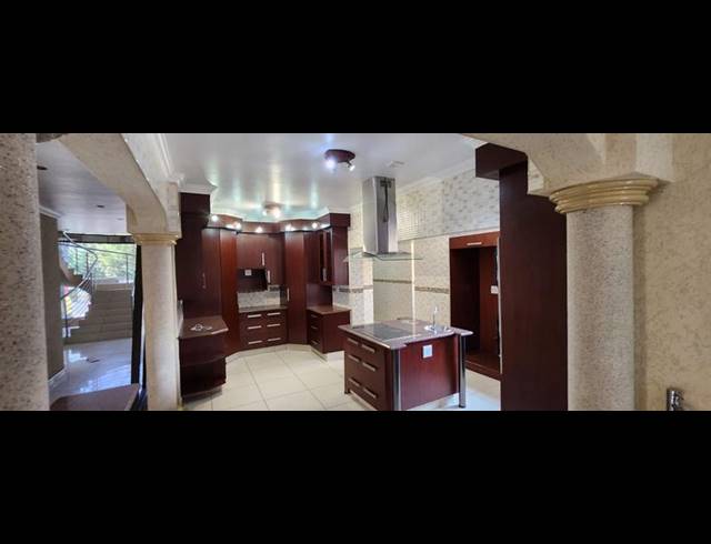 5 BEDROOM HOUSE FOR SALE IN HELDERWYK